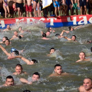 Beograd: Pravoslavni vjernici plivaju u ledenoj vodi na blagdan Bogojavljenja