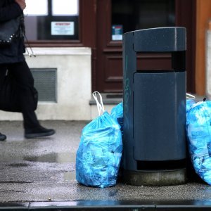 Radnici u štrajku, smeće na ulicama