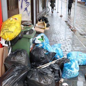 Radnici u štrajku, smeće na ulicama