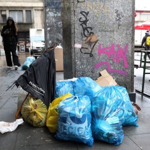 Radnici u štrajku, smeće na ulicama