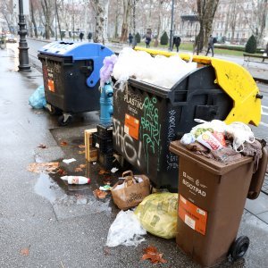 Radnici u štrajku, smeće na ulicama