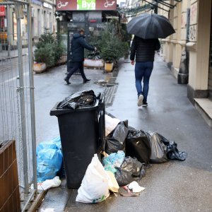 Radnici u štrajku, smeće na ulicama