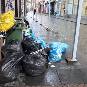 Radnici u štrajku, smeće na ulicama