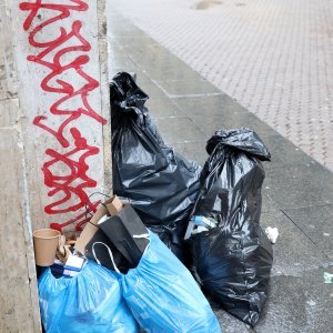 Radnici u štrajku, smeće na ulicama