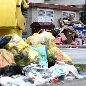 Zagreb zatrpan smećem zbog štrajka radnika Čistoće