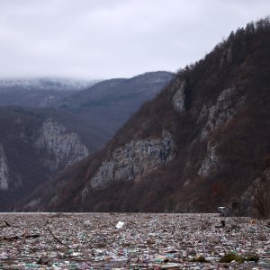 Višegrad: Tone smeća iz tri zemlje plutaju Drinom