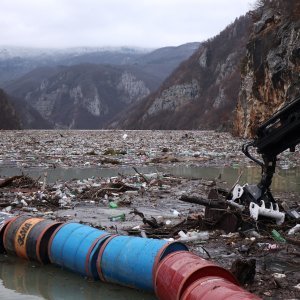 Višegrad: Tone smeća iz tri zemlje plutaju Drinom