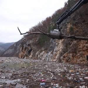 Višegrad: Tone smeća iz tri zemlje plutaju Drinom