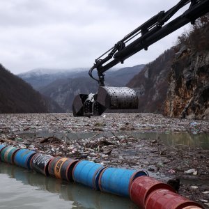 Višegrad: Tone smeća iz tri zemlje plutaju Drinom