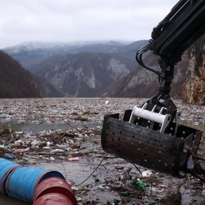 Višegrad: Tone smeća iz tri zemlje plutaju Drinom