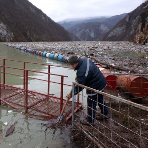 Višegrad: Tone smeća iz tri zemlje plutaju Drinom