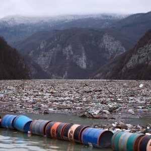 Višegrad: Tone smeća iz tri zemlje plutaju Drinom