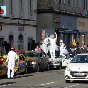 Maškarana manifestacija na riječkim ulicama