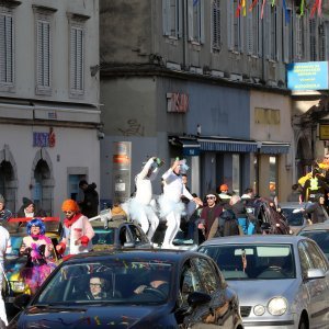 Maškarana manifestacija na riječkim ulicama