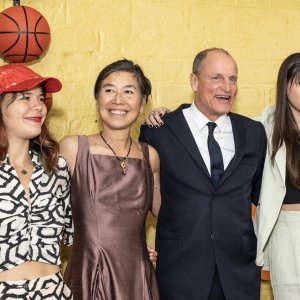 Woody Harrelson sa suprugom Laurom Louie i kćerima