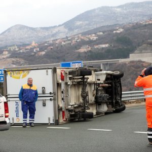 Olujna bura prevrnula dostavni kamion