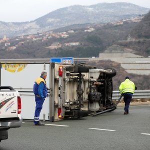 Olujna bura prevrnula dostavni kamion