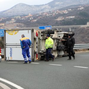 Olujna bura prevrnula dostavni kamion