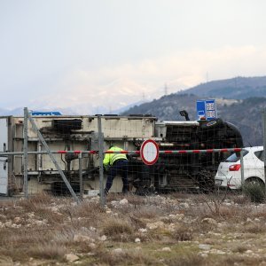 Olujna bura prevrnula dostavni kamion