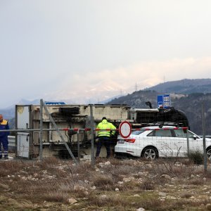 Olujna bura prevrnula dostavni kamion