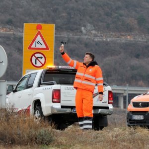 Olujna bura prevrnula dostavni kamion