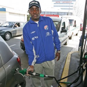 Mathias Chago sa suigračima iz Dinama točio gorivo automobilima na benzinskoj pumpi 2007. godine