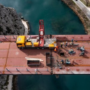 Završno spajanje mosta u Omišu