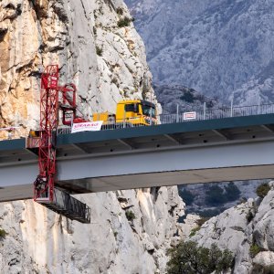 Završno spajanje mosta u Omišu