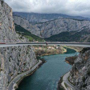 Fotografije iz zraka sa svečanosti spajanja mosta preko Cetine