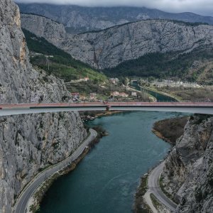 Fotografije iz zraka sa svečanosti spajanja mosta preko Cetine