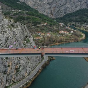 Fotografije iz zraka sa svečanosti spajanja mosta preko Cetine