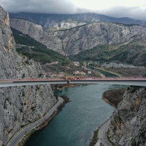 Fotografije iz zraka sa svečanosti spajanja mosta preko Cetine