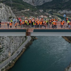 Fotografije iz zraka sa svečanosti spajanja mosta preko Cetine