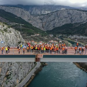 Fotografije iz zraka sa svečanosti spajanja mosta preko Cetine