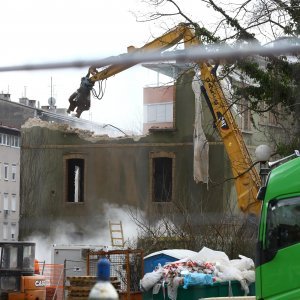 Rušenje zgrade na adresi Ilica 242, čiji dio se jučer urušio