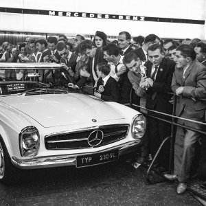 Mercedes-Benz 230 SL 'Pagoda' (W 113). Predstavljanje na Međunarodnom sajmu automobila u Frankfurtu na Majni (IAA) od 12. do 22. rujna 1963.