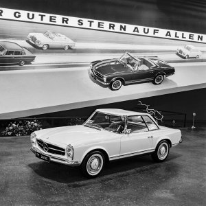 Mercedes-Benz 230 SL 'Pagoda' (W 113). Predstavljanje na Međunarodnom sajmu automobila u Frankfurtu na Majni (IAA) od 12. do 22. rujna 1963.