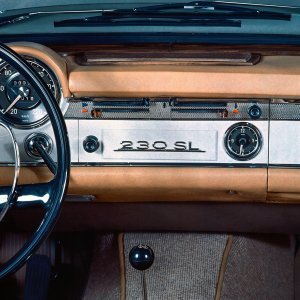 Mercedes-Benz 230 SL 'Pagoda' (W 113). Krupni plan nadzorne ploče s oznakom modela