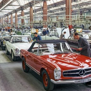Mercedes-Benz 230 SL 'Pagoda' (W 113). Proizvodnja u tvornici Mercedes-Benz u Sindelfingenu. Fotografija iz 1964. godine.
