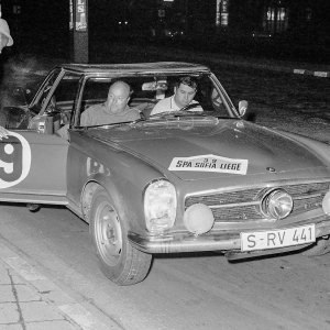 Mercedes-Benz 230 SL rally automobil (W 113) koji su vozili kasniji pobjednici Eugen Böhringer i Klaus Kaiser (trkaći broj 39) na reliju Spa-Sofia-Liège od 27. do 31. kolovoza 1963. Fotografija kontrolne točke u Karlsruheu.