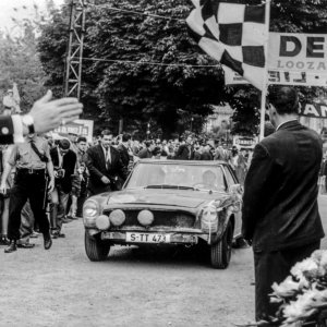 Mercedes-Benz 230 SL reli automobil (W 113) koji su vozili Eugen Böhringer i Klaus Kaiser (trkaći broj 31) na reliju Spa-Sofia-Liège od 25. do 29. kolovoza 1964. Böhringer/Kaiser zauzeo je ukupno treće mjesto