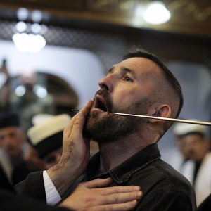 Kosovski derviši obilježili početak proljeća probadanjem tijela bez krvi i boli