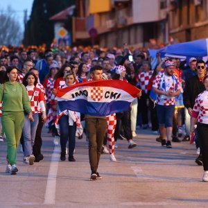 Navijači nose veliku hrvatsku zastavu