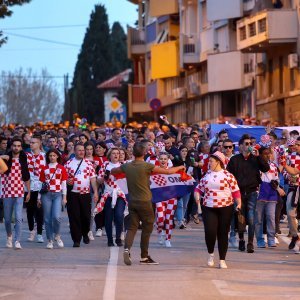 Navijači nose veliku hrvatsku zastavu