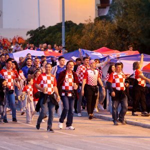 Navijači nose veliku hrvatsku zastavu