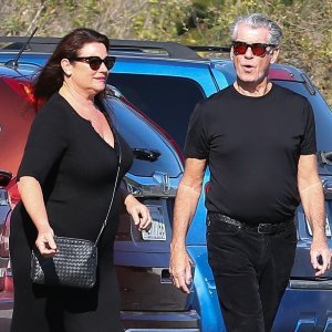 Pierce Brosnan i Keely Shaye Smith