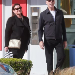 Pierce Brosnan i Keely Shaye Smith