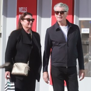 Pierce Brosnan i Keely Shaye Smith