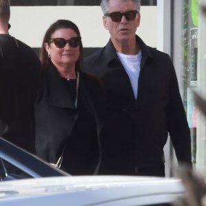 Pierce Brosnan i Keely Shaye Smith