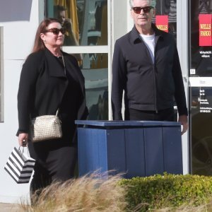 Pierce Brosnan i Keely Shaye Smith